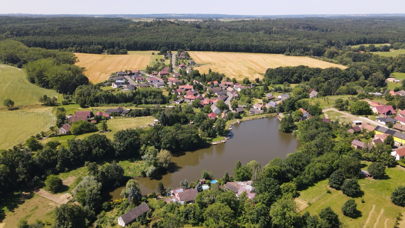 Letecký pohled na obec Bratčice a rybník Lázeňka